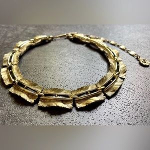 ☘️Brushed Gold , Lisner  choker necklace. 16 in. 1950’s. Elegant piece.